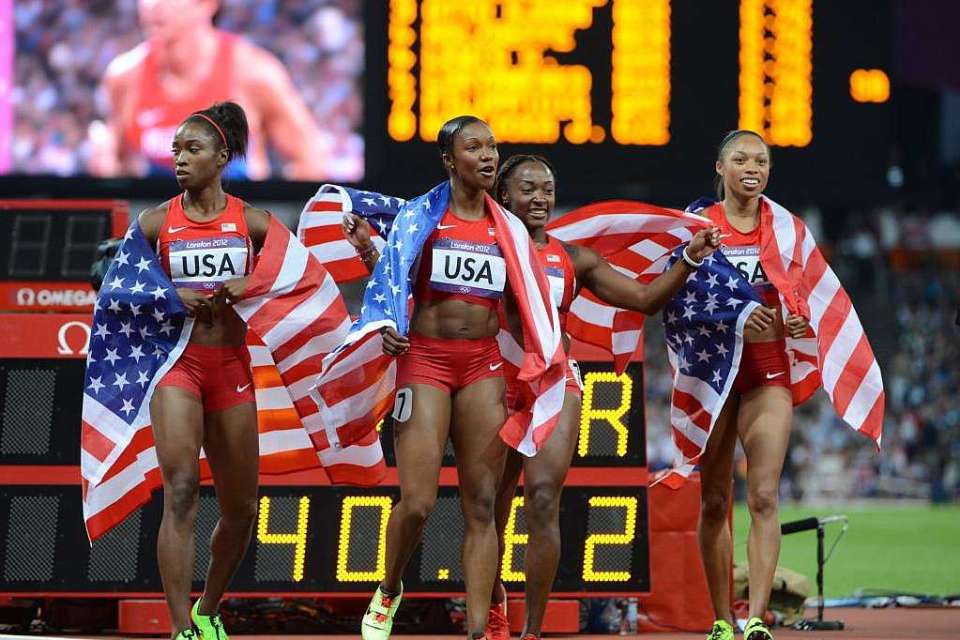 El equipo estadounidense de 4x100 femenino celebra su récord del mundo en Londres 2012. Fuente: www.bbc.com
